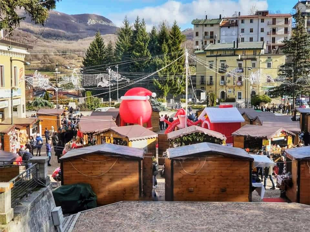 Mercatini di Natale: Allestimenti suggestivi con le Casette in Legno