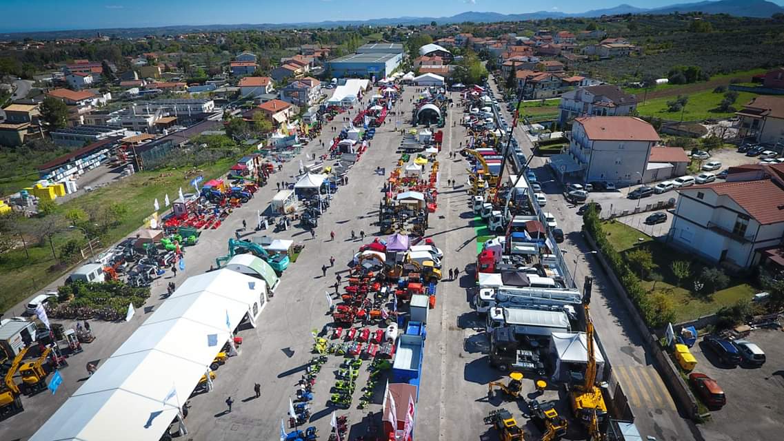 Noleggio Allestimenti per Sagre e Feste di Paese in Piazza: La Chiave per un Evento di Successo Garantito