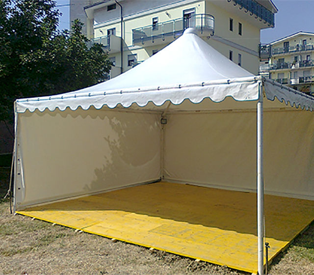 Gazebo con struttura tubolare in alluminio